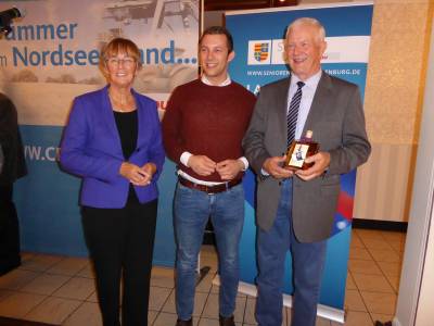 Geschenk an den neu gew�hlten Landesvorsitzenden durch den Vorsitzenden der jungen Union